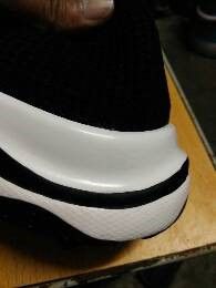 白鞋边的黑色痕迹怎么去除 白边鞋子蹭上黑色痕迹怎么清理